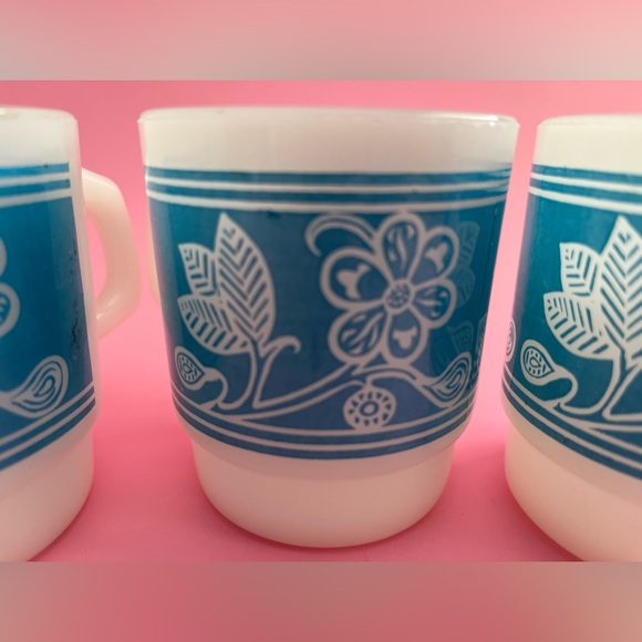 Set of 4 Vintage Fire King Anchor Hocking Milk Glass Mugs Stackable Blue Flower - Picture 3 of 7